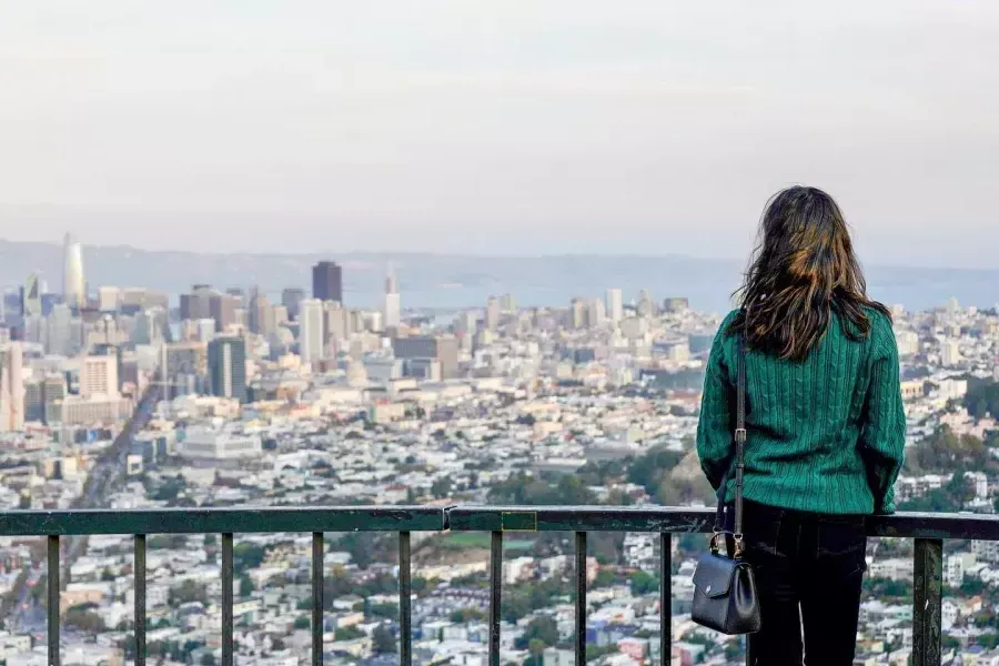 A woman looks at the 贝博体彩app skyline from Twin Peaks.